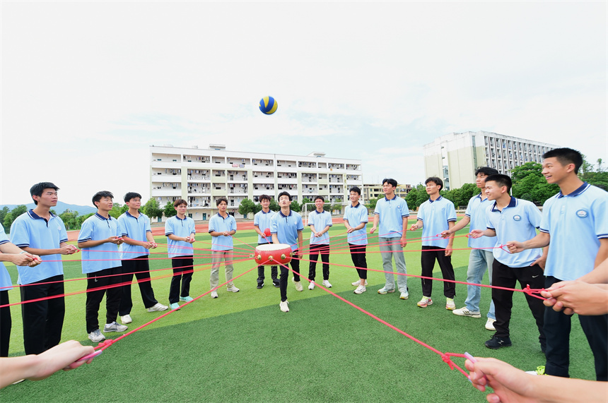 學生們在進行“鼓動人心”趣味游戲。呂春華攝