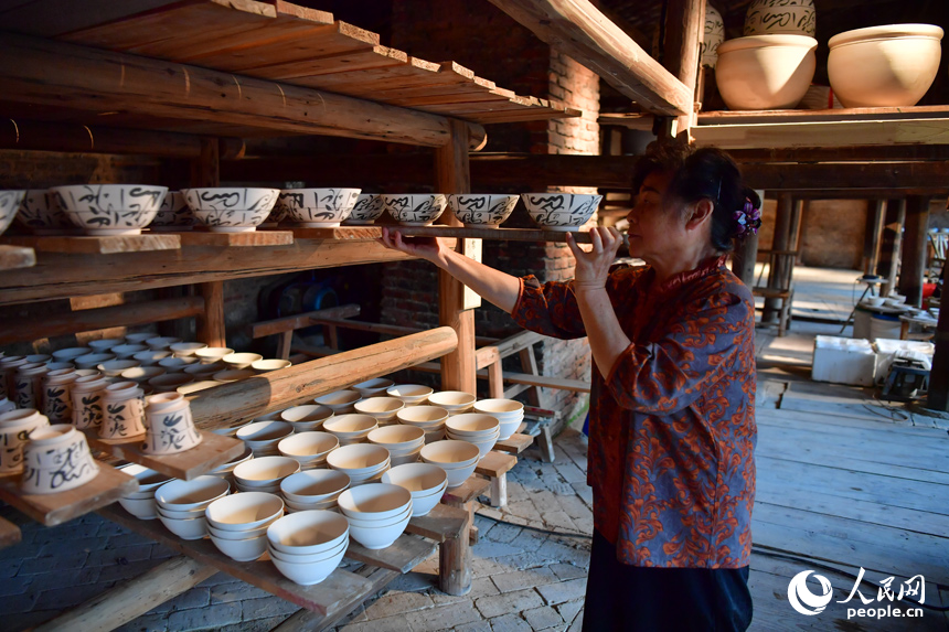 在江西省景德鎮(zhèn)陶陽(yáng)里歷史文化街區(qū)，制瓷技藝非遺傳承人正在工作室內(nèi)工作。人民網(wǎng)記者 時(shí)雨攝