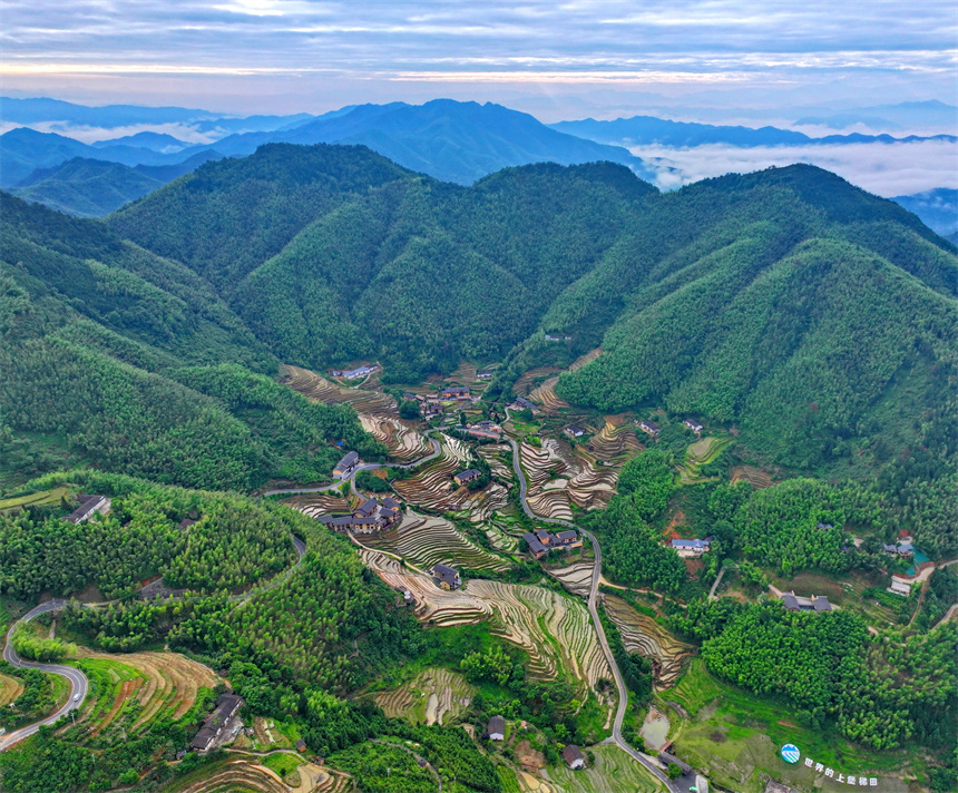 贛州市崇義縣上堡鄉(xiāng)，層層疊疊的梯田與森林、民宿、公路相互映襯，夏日綠色生態(tài)美景怡人。人民網(wǎng) 朱海鵬攝