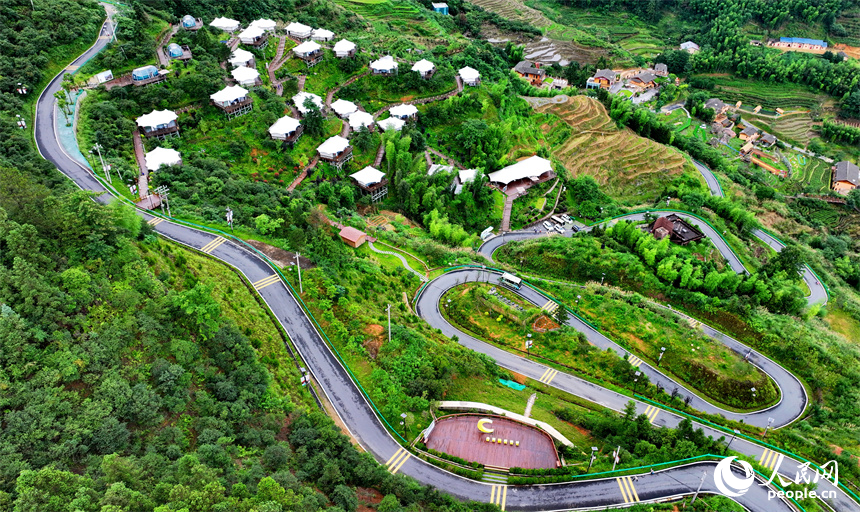 吉安市遂川縣左安鎮(zhèn)桃源村，層層疊疊的梯田、郁郁蔥蔥的樹(shù)木與星羅棋布的民宿相映襯，風(fēng)景如畫(huà)。人民網(wǎng) 朱海鵬攝