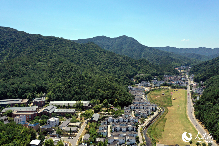 航拍鏡頭下的景德鎮(zhèn)三寶村，村落在綠谷間延伸，因此被稱之為“瓷谷”。人民網(wǎng)記者 時雨攝