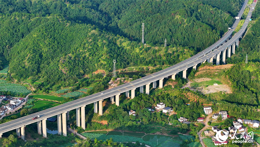 撫州市廣昌縣廣昌樞紐，廣吉高速與濟(jì)廣高速交匯，車輛往來(lái)穿行，繁忙有序。人民網(wǎng) 朱海鵬攝