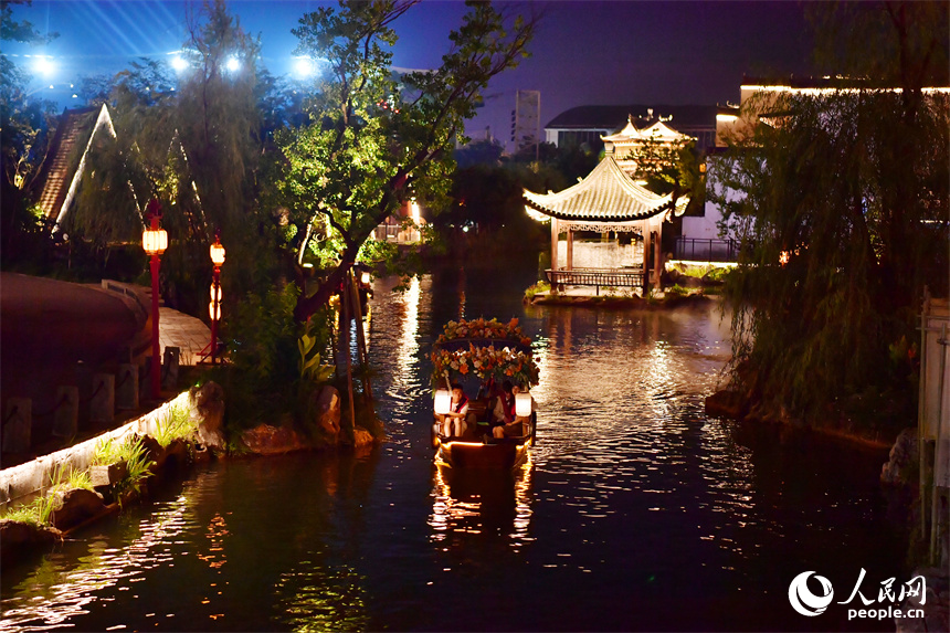 游客們在游船上消暑納涼，觀賞迷人夜景。人民網(wǎng)記者 時雨攝