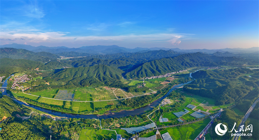 德興市張村鄉(xiāng)店前村一帶，農(nóng)房、田園、河流在巍峨群山的掩映下美如畫(huà)卷，風(fēng)景怡人。人民網(wǎng) 朱海鵬攝