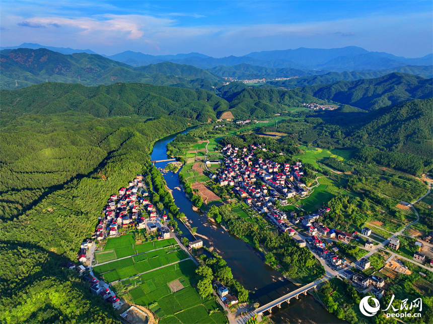 德興市張村鄉(xiāng)店前村一帶，農(nóng)房、田園、河流在巍峨群山的掩映下美如畫卷，風(fēng)景怡人。人民網(wǎng) 朱海鵬攝