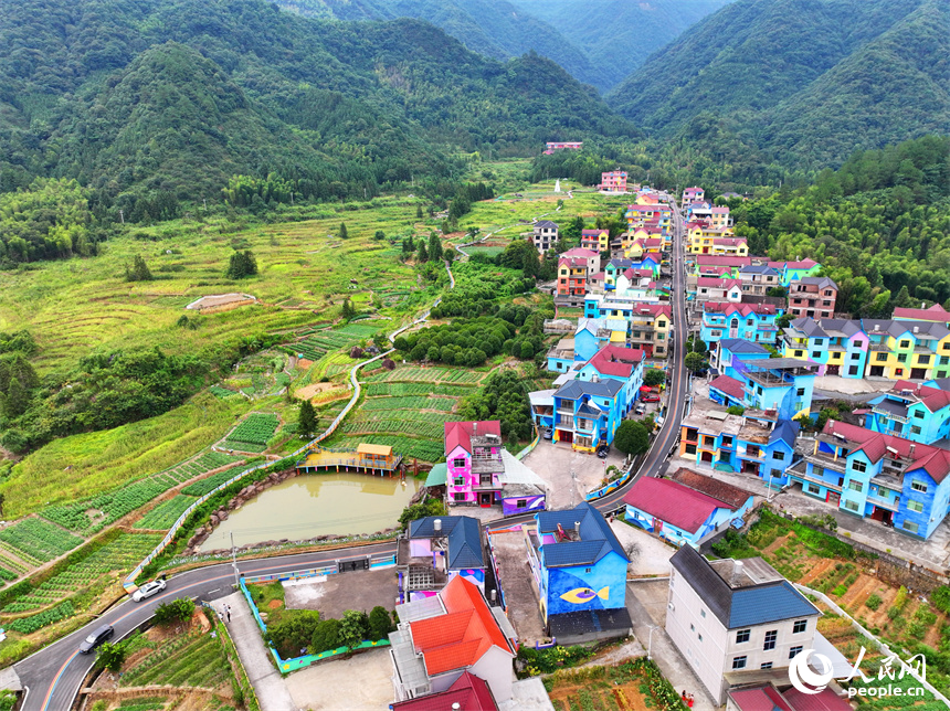 德興市大茅山鎮(zhèn)黃竹山村，五顏六色的外墻涂裝扮靚整個(gè)鄉(xiāng)村。人民網(wǎng) 朱海鵬攝