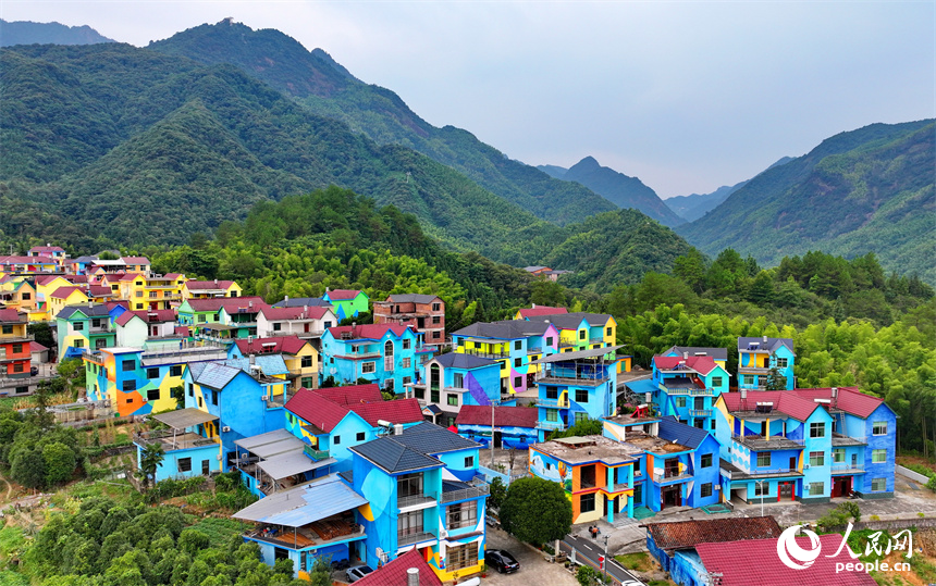 德興市大茅山鎮(zhèn)黃竹山村，五顏六色的外墻涂裝扮靚整個鄉(xiāng)村。人民網 朱海鵬攝