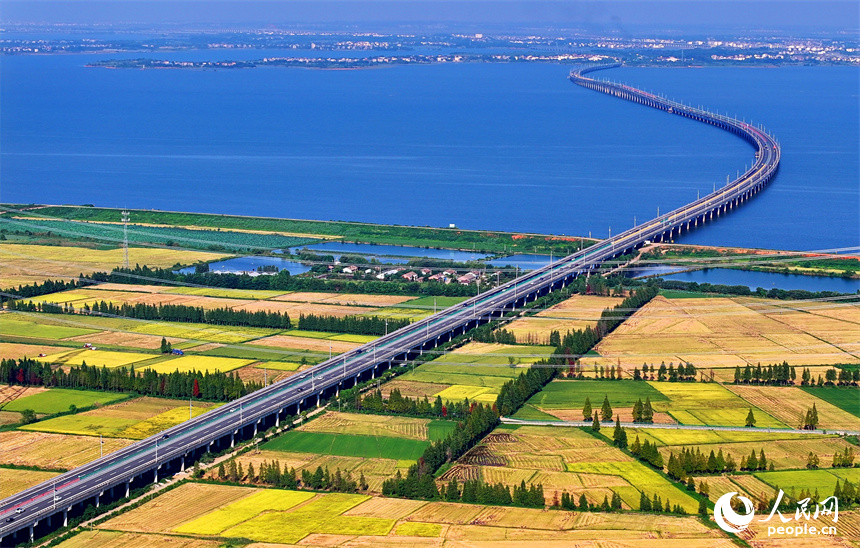 南昌市南昌縣涇口鄉(xiāng)，杭長高速公路上的車輛穿村而過，沿途田園廣袤、碧波萬頃，美景如畫。人民網(wǎng) 朱海鵬攝