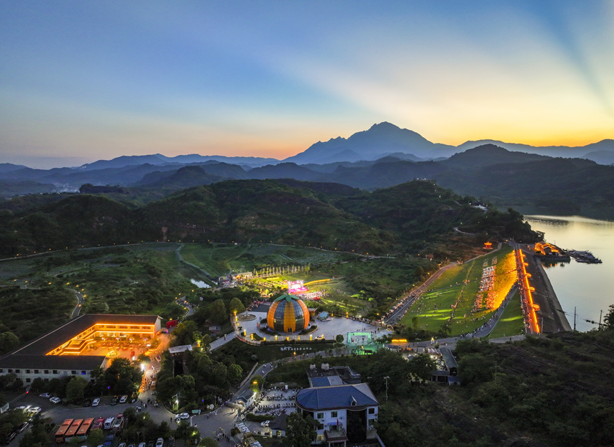 近日，南豐縣市山鎮(zhèn)包坊村蜜桔湖，游客們賞風(fēng)景、看演出、品美食，現(xiàn)場熱鬧非凡。謝東攝