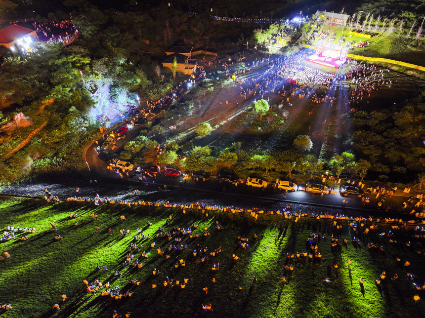 近日，南豐縣市山鎮(zhèn)包坊村蜜桔湖，游客們賞風(fēng)景、看演出、品美食，現(xiàn)場(chǎng)熱鬧非凡。謝東攝