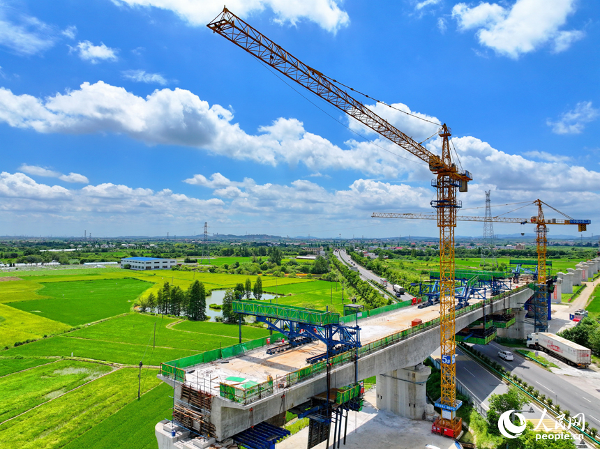 南昌市南昌縣向塘鎮(zhèn)的京港高速鐵路CJZQ-8標工程建設(shè)點，橋梁架設(shè)作業(yè)穩(wěn)步推進。人民網(wǎng) 朱海鵬攝