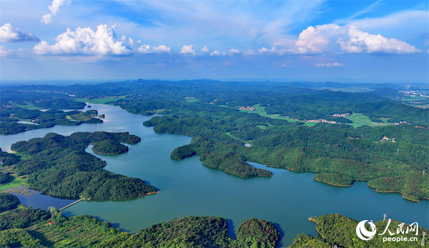 撫州市東鄉(xiāng)區(qū)孝崗鎮(zhèn)幸福濕地公園，綠水青山相得益彰。人民網(wǎng) 朱海鵬攝