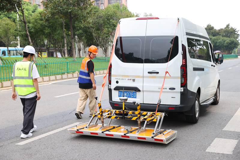 道路“CT”機進行路面內部病害檢測。張強旺 攝