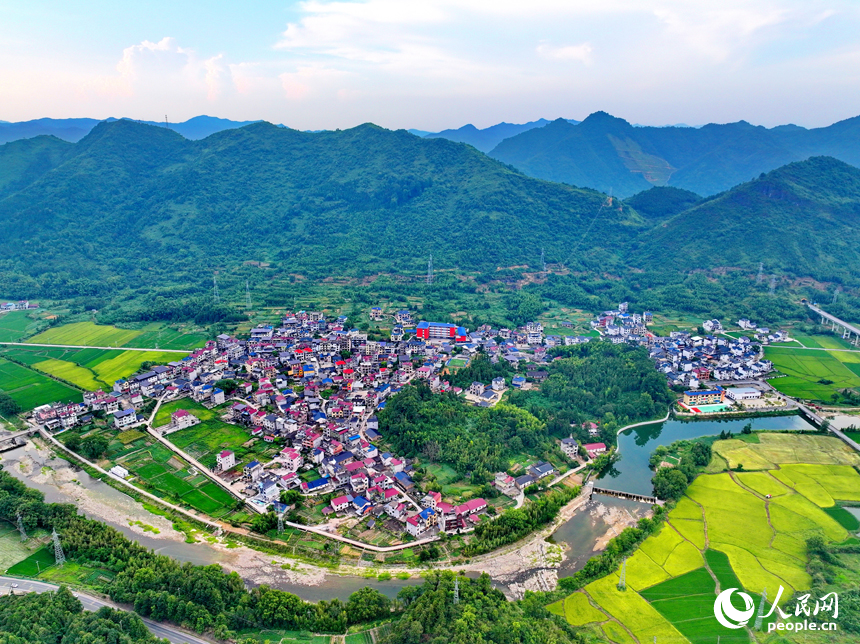 德興市大茅山鎮(zhèn)南溪村，層巒疊嶂、河流蜿蜒、阡陌縱橫。人民網(wǎng) 朱海鵬攝