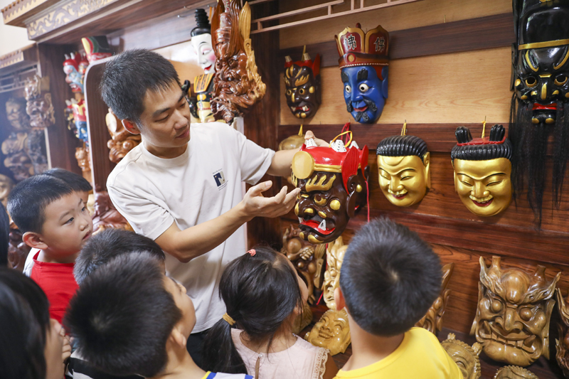 公益暑期托管班組織學(xué)生走進儺面具展示館，學(xué)習體驗儺面具制作，充實假期生活。謝東攝