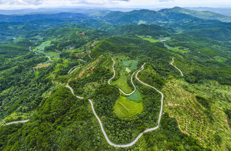 8月21日，在江西省撫州市南豐縣傅坊鄉(xiāng)拍攝的鄉(xiāng)村公路。謝東攝