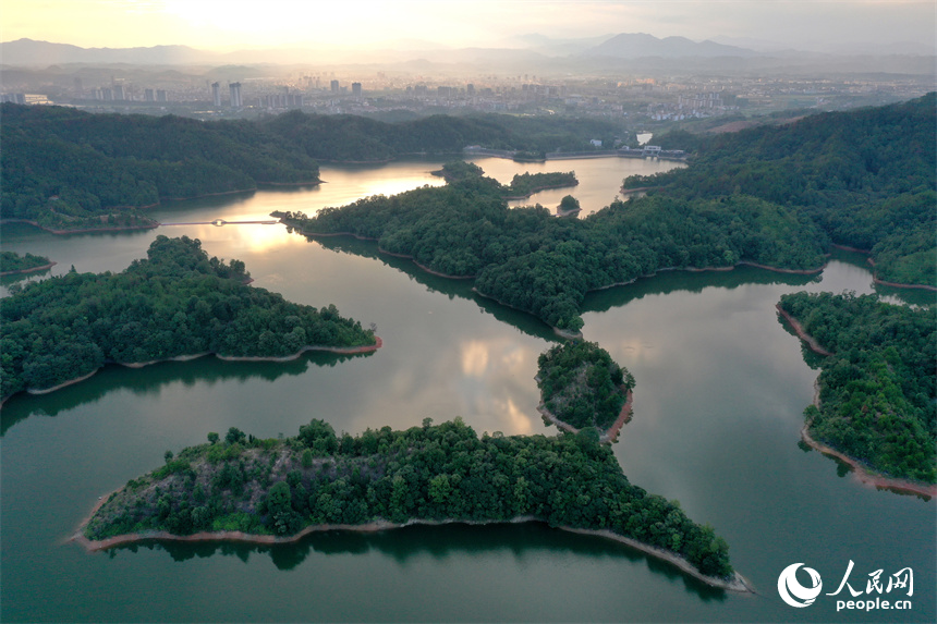 廣昌縣旴江鎮(zhèn)中坊水庫湖光如鏡，水庫周邊青山如黛、風(fēng)景如畫。人民網(wǎng)記者 時(shí)雨攝