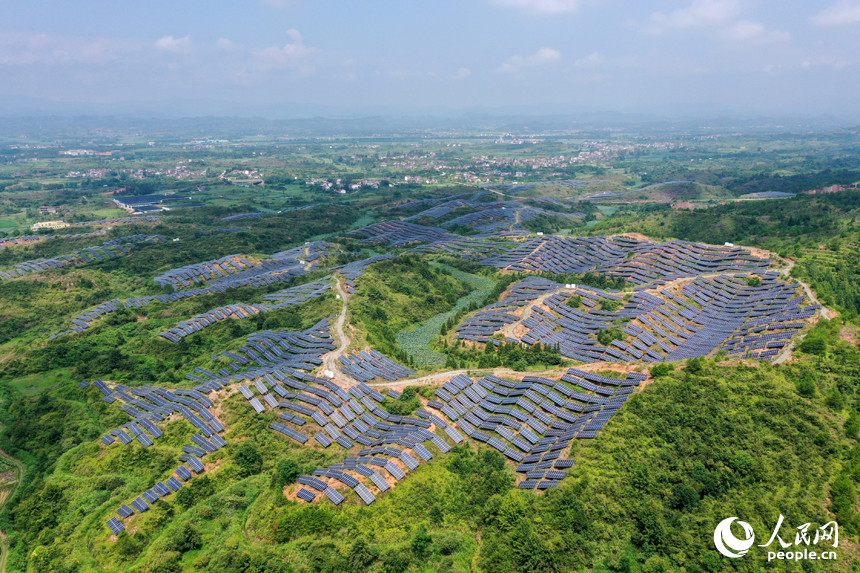 廣昌縣甘竹鎮(zhèn)朝華村砦下村小組光伏發(fā)電基地，航拍鏡頭下一幅綠色新能源生態(tài)景觀展現(xiàn)在眼前。人民網(wǎng)記者 時(shí)雨攝