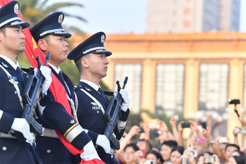 升國旗現(xiàn)場圍滿了前來觀看的市民游客。宋超攝