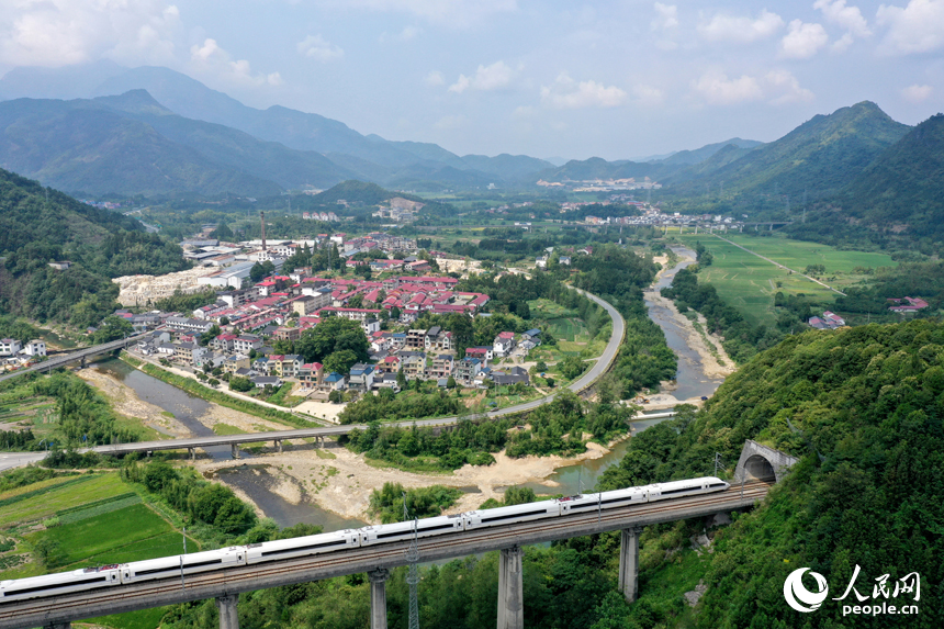 高鐵從德興市大茅山的村莊旁呼嘯而過(guò)。人民網(wǎng)記者 時(shí)雨攝