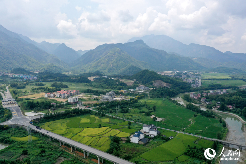 德興市大茅山，國(guó)道、村道連接著高速，為村民的出行帶來(lái)便利。人民網(wǎng)記者 時(shí)雨攝