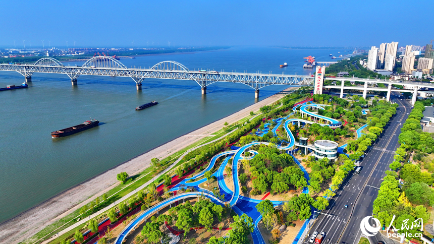 長江國家文化公園九江城區(qū)段，航道船來船往，公園景色宜人。人民網(wǎng) 朱海鵬攝