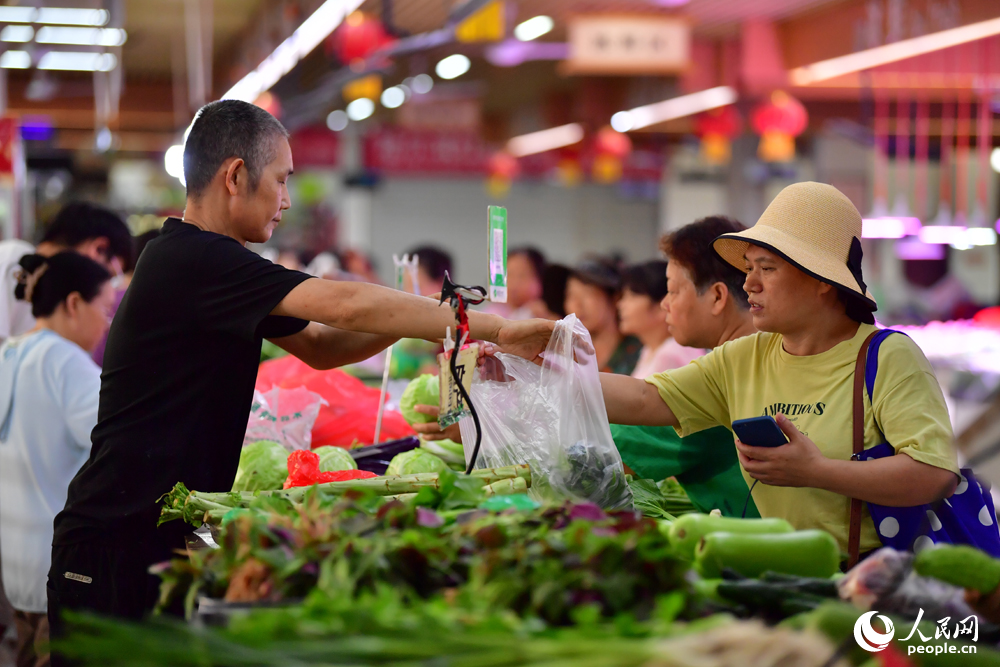 在江西省南昌市紅谷灘區(qū)沁園農(nóng)貿(mào)市場內(nèi)，市民正在早市購買蔬菜、肉品等。人民網(wǎng)記者 時雨攝