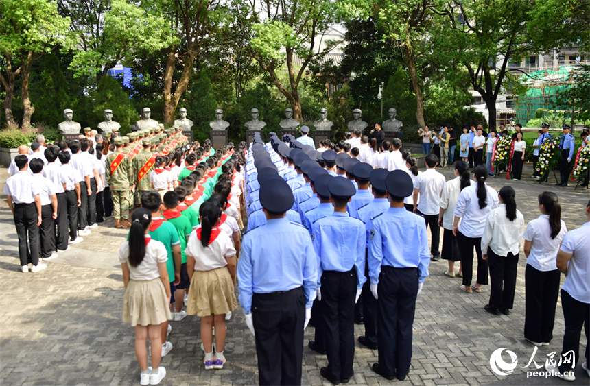 社會(huì)各界人士在南昌新四軍軍部舊址陳列館舉行勿忘九一八主題活動(dòng)。人民網(wǎng)記者 時(shí)雨攝