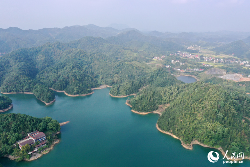 航拍鏡頭下的上栗楓林水庫(kù)山水相連、波光漣漪，宛若一幅山水畫展現(xiàn)在眼前。人民網(wǎng)記者 時(shí)雨攝