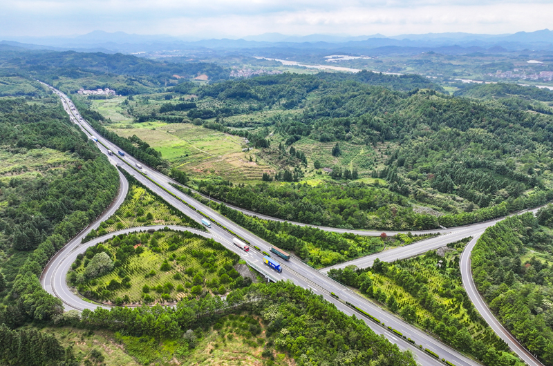 9月26日，汽車行駛在江西省撫州市南豐縣白舍鎮(zhèn)境內(nèi)的濟廣高速上。謝東攝