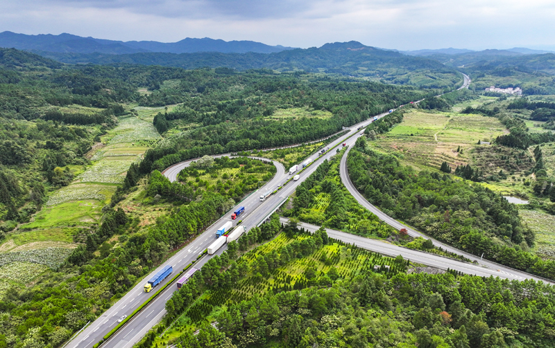 9月26日，汽車行駛在江西省撫州市南豐縣白舍鎮(zhèn)境內(nèi)的濟(jì)廣高速上。謝東攝