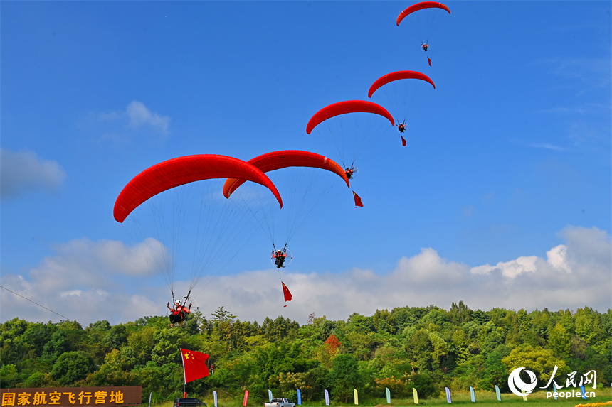 贛州市南康區(qū)龍回鎮(zhèn)坪沙村布谷寨體育公園的國家航空飛行營地，許多游客前來觀看迎國慶主題飛行表演。人民網(wǎng) 朱海鵬攝