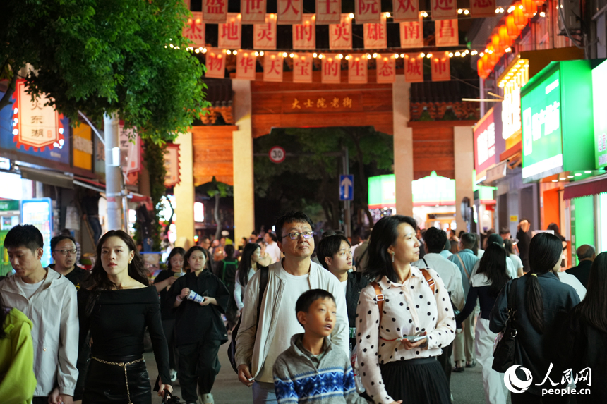 10月3日，南昌市東湖區(qū)大士院街區(qū)，眾多市民和游客前來打卡游玩。人民網(wǎng)記者 毛思遠攝