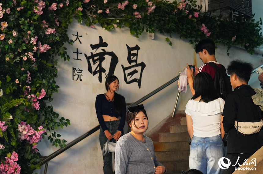 10月3日，南昌市東湖區(qū)大士院街區(qū)，眾多市民和游客前來打卡游玩。人民網(wǎng)記者 毛思遠攝