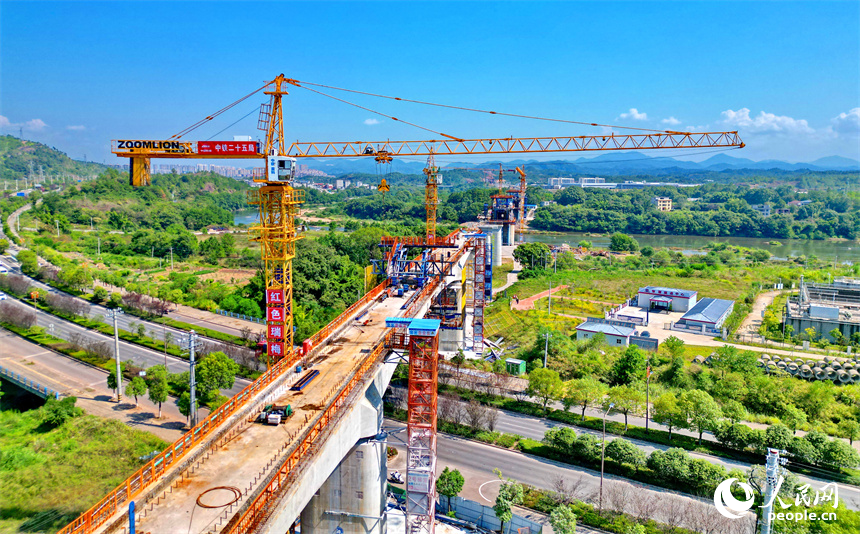 贛州市會昌縣麻州鎮(zhèn)九州村，瑞梅鐵路湘水特大橋建設(shè)工地塔吊林立，工人在加緊建設(shè)連續(xù)梁。人民網(wǎng) 朱海鵬攝