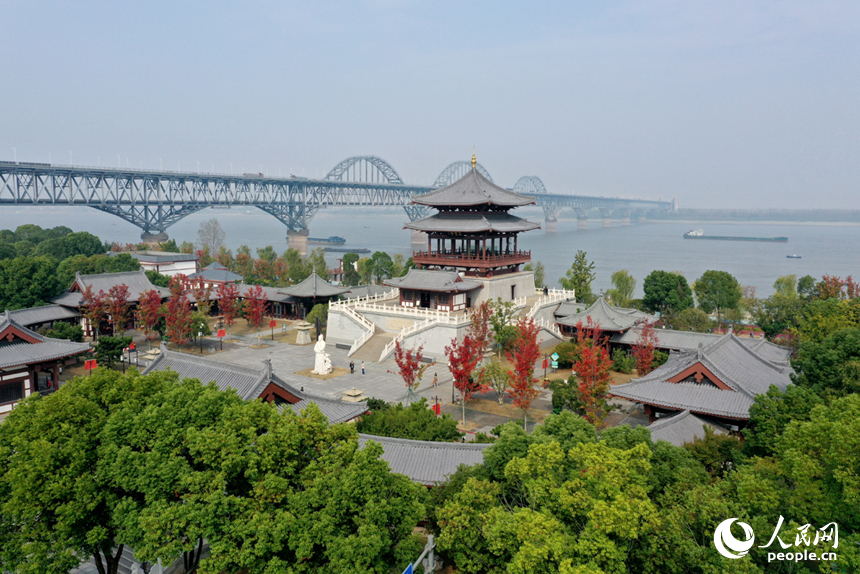 航拍鏡頭下，九江長(zhǎng)江國(guó)家文化公園在晚秋時(shí)節(jié)依舊綠意盎然。人民網(wǎng)記者 時(shí)雨攝