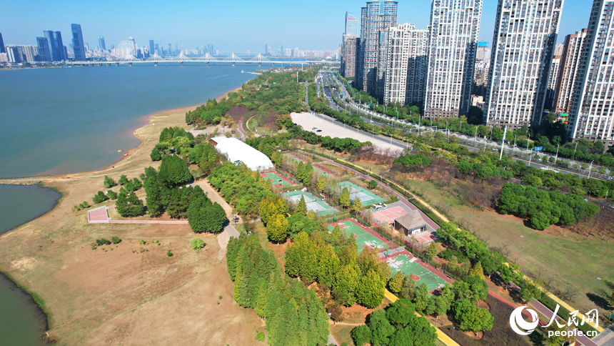 近日，南昌市贛江兩岸秋色宜人，與藍(lán)天和城市樓群相映成景。人民網(wǎng)記者 毛思遠(yuǎn)攝