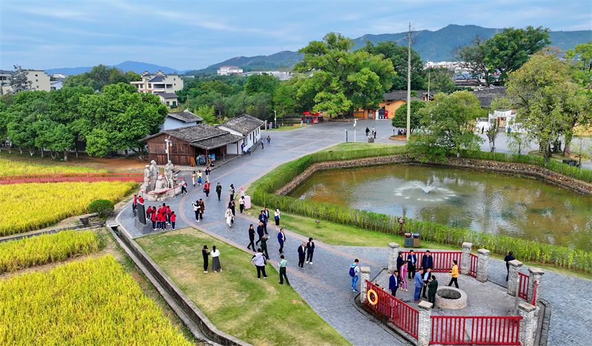 瑞金市紅井景區(qū)，許多游客在參觀“紅井”，接受愛國主義和革命傳統(tǒng)教育。人民網(wǎng) 朱海鵬攝