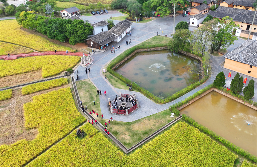 瑞金市紅井景區(qū)，許多游客在參觀“紅井”，接受愛國主義和革命傳統(tǒng)教育。人民網(wǎng) 朱海鵬攝