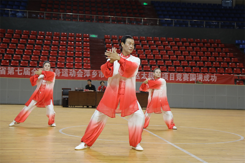 參賽選手們齊聚一堂，開展八法五步 、24式太極拳兩個(gè)項(xiàng)目的大比拼。賀治斌攝