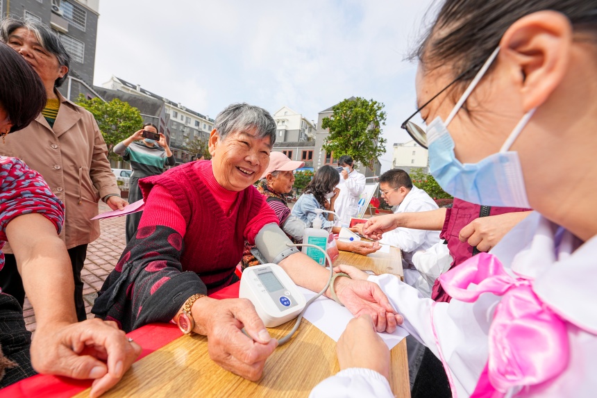 10月29日，江西省撫州市南豐縣琴臺(tái)路社區(qū)，醫(yī)務(wù)人員正在為居民義診。謝東攝